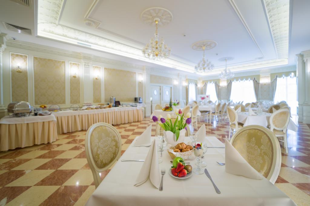 Hotel Jaroslaw Exterior photo